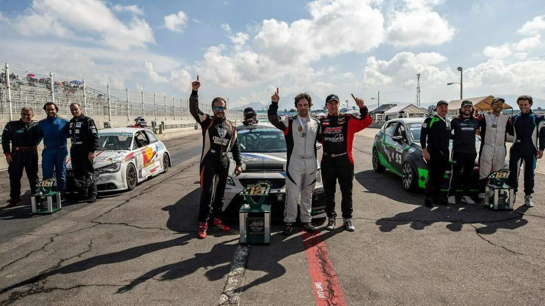 Luis Cervantes, Pablo Cervantes y Juan Pablo Sierra, al centro, celebraron en Puebla